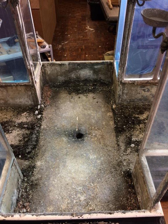 Interior of the case with dirt, gravel residue and corrosion after the trays were lifted