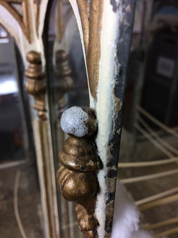 Cleaning test with a fat emulsion on a gilded finial